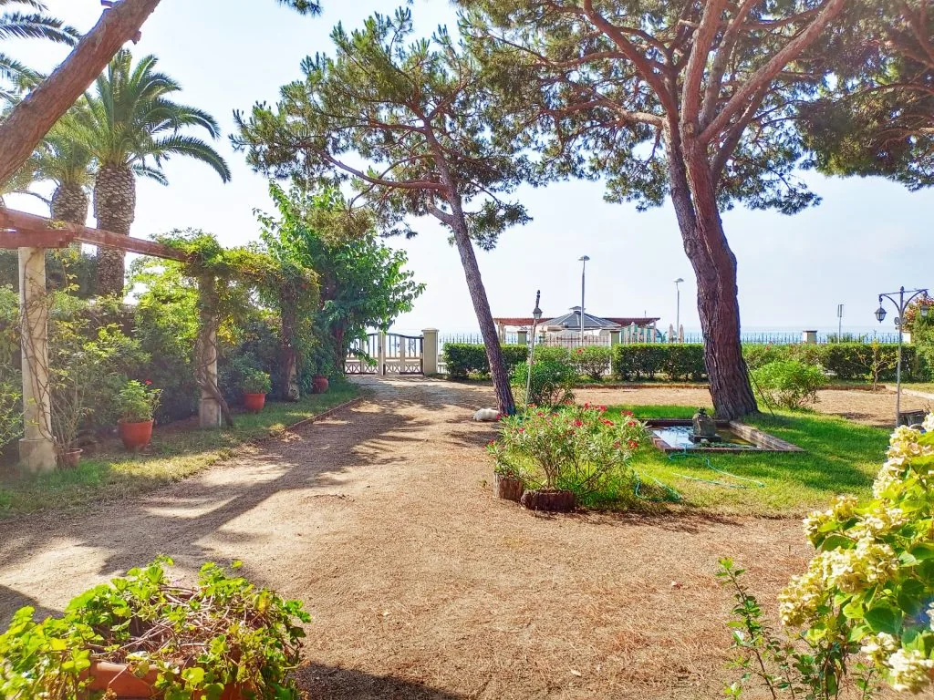El jardín de la casa, con el mar al fondo