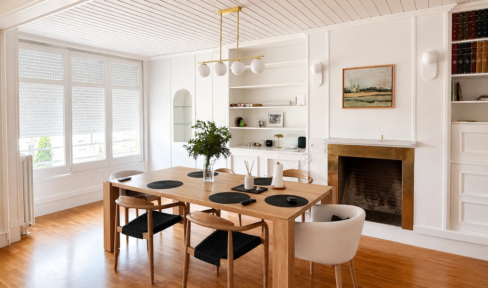 Comedor de uno de nuestros pisos, con chimenea y parquet de roble